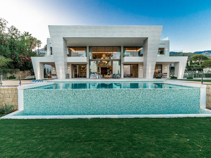 Villa Los Ángeles - An Intelligent Home. This contemporary home redefines true luxury in Marbella offering exceptional design in a prime location. 