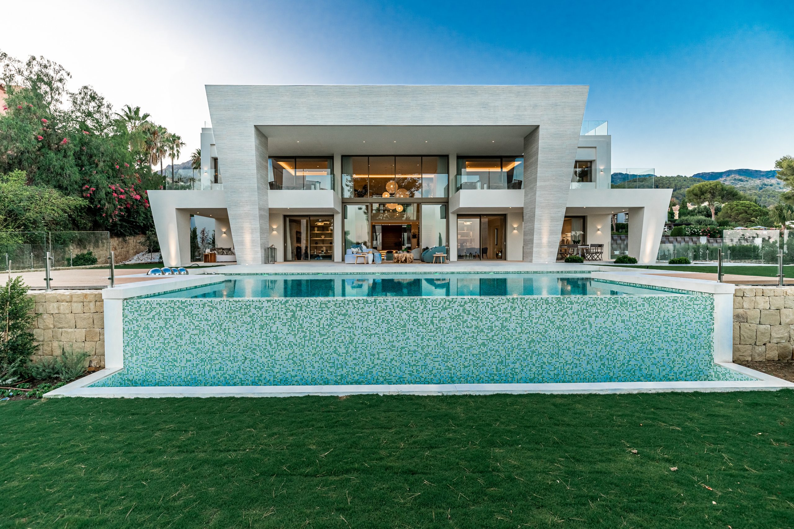 Villa Los Ángeles - Un hogar inteligente. Esta casa contemporánea redefine el verdadero lujo en Marbella ofreciendo un diseño excepcional en una ubicación privilegiada.