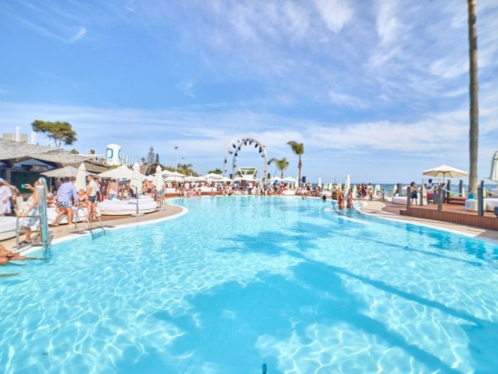 Les meilleurs clubs de plage de Marbella. 6 beach clubs de Marbella : de véritables temples du plaisir, des expériences incomparables où l'harmonie de la mer se mêle à la sophistication.