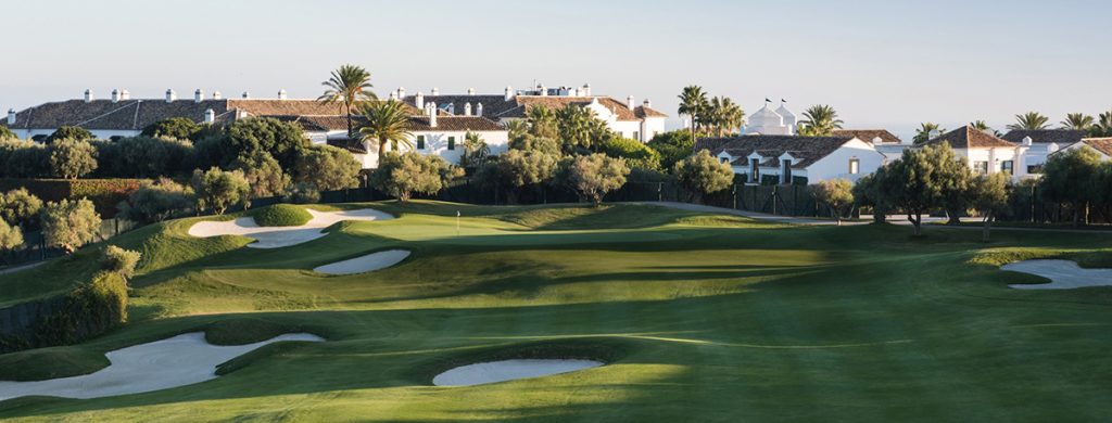 6 wyjątkowych pól golfowych na Costa del Sol. Odkryj najbardziej prestiżowe pola golfowe na Costa del Sol. Ekskluzywne miejsca oferujące najwyższą sportową przyjemność w oszałamiającym otoczeniu przyrody.