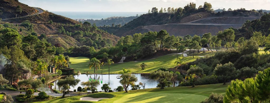 6 wyjątkowych pól golfowych na Costa del Sol. Odkryj najbardziej prestiżowe pola golfowe na Costa del Sol. Ekskluzywne miejsca oferujące najwyższą sportową przyjemność w oszałamiającym otoczeniu przyrody.