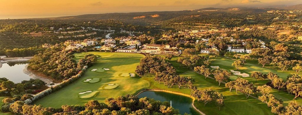 6 terrains de golf uniques sur la Costa del Sol Découvrez les terrains de golf les plus prestigieux de la Costa del Sol. Des destinations exclusives offrant le plaisir sportif ultime dans un cadre naturel époustouflant.