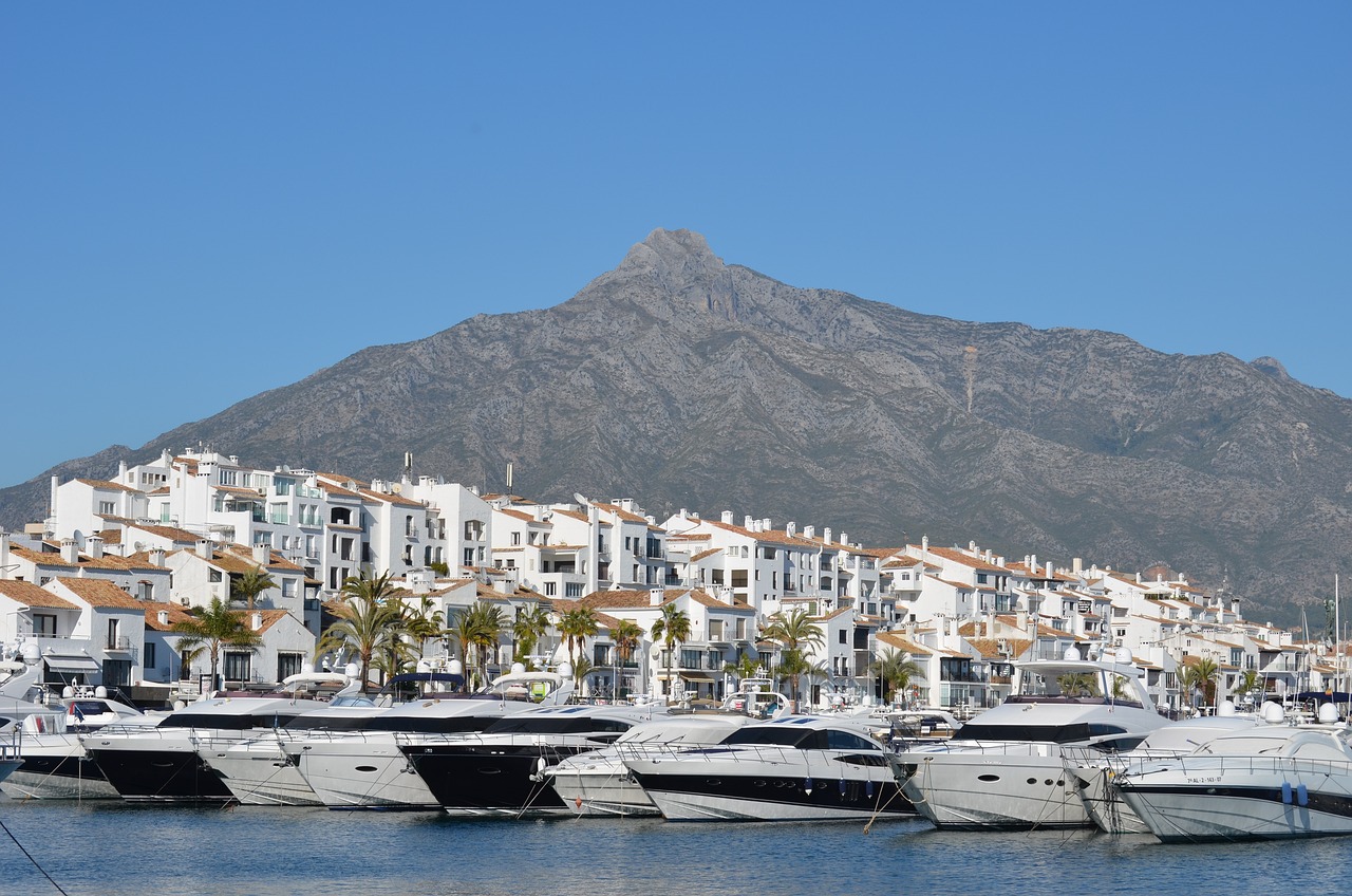 Rent super luxury vehicles in Marbella: 7 car rentals. We understand that living in Marbella also means enjoying luxury in every aspect of daily life, including the choice of vehicle.